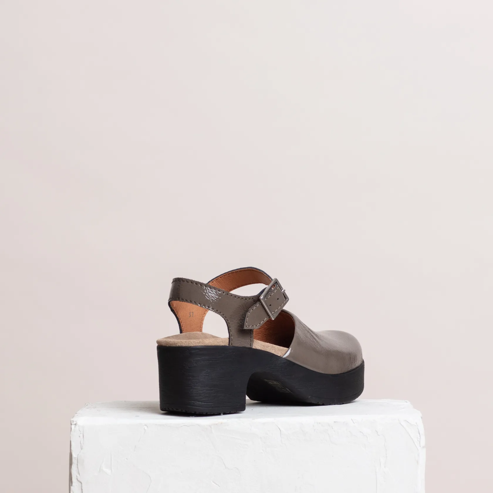 dolores_clog_patent_grey_2.webp Flash Sale Dolores Clog Patent Grey Sale/archive