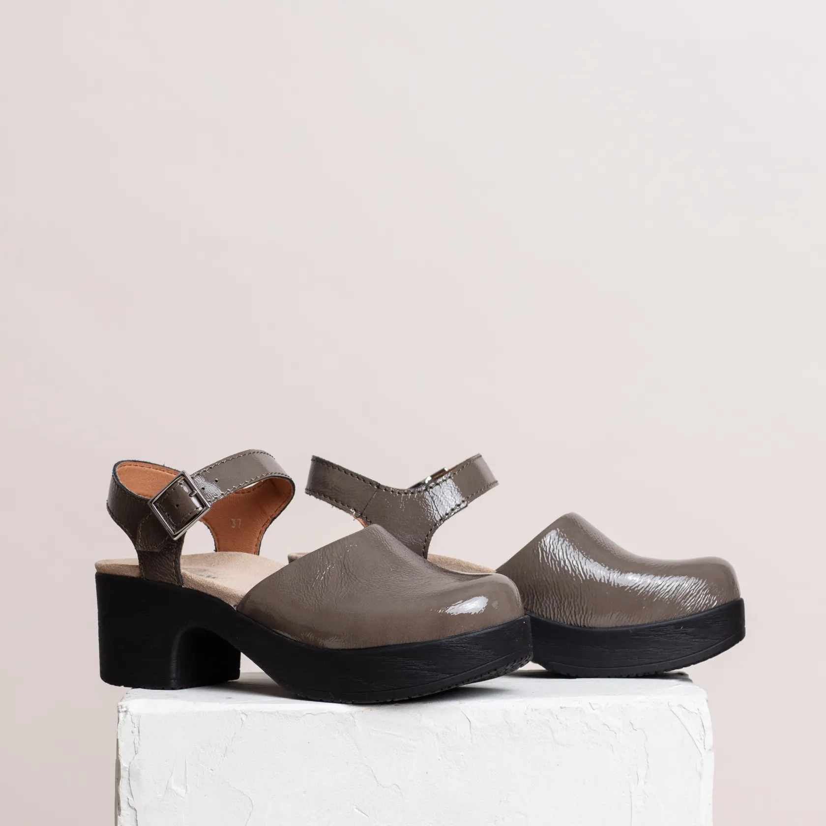 dolores_clog_patent_grey_3.webp Flash Sale Dolores Clog Patent Grey Sale/archive
