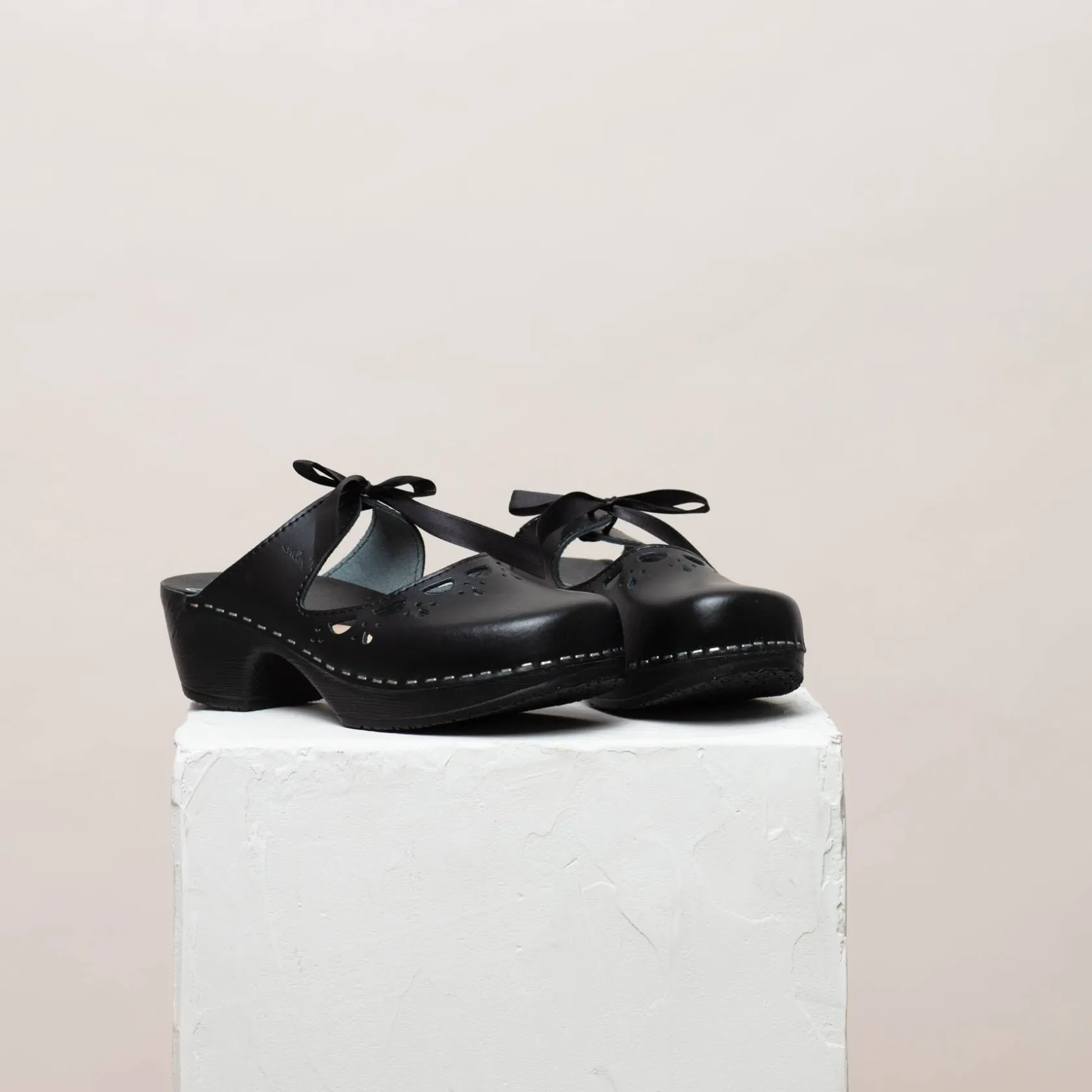 knyta_black__clogs_2.webp Fashion Knyta - clogs Low Heel Soft Clogs