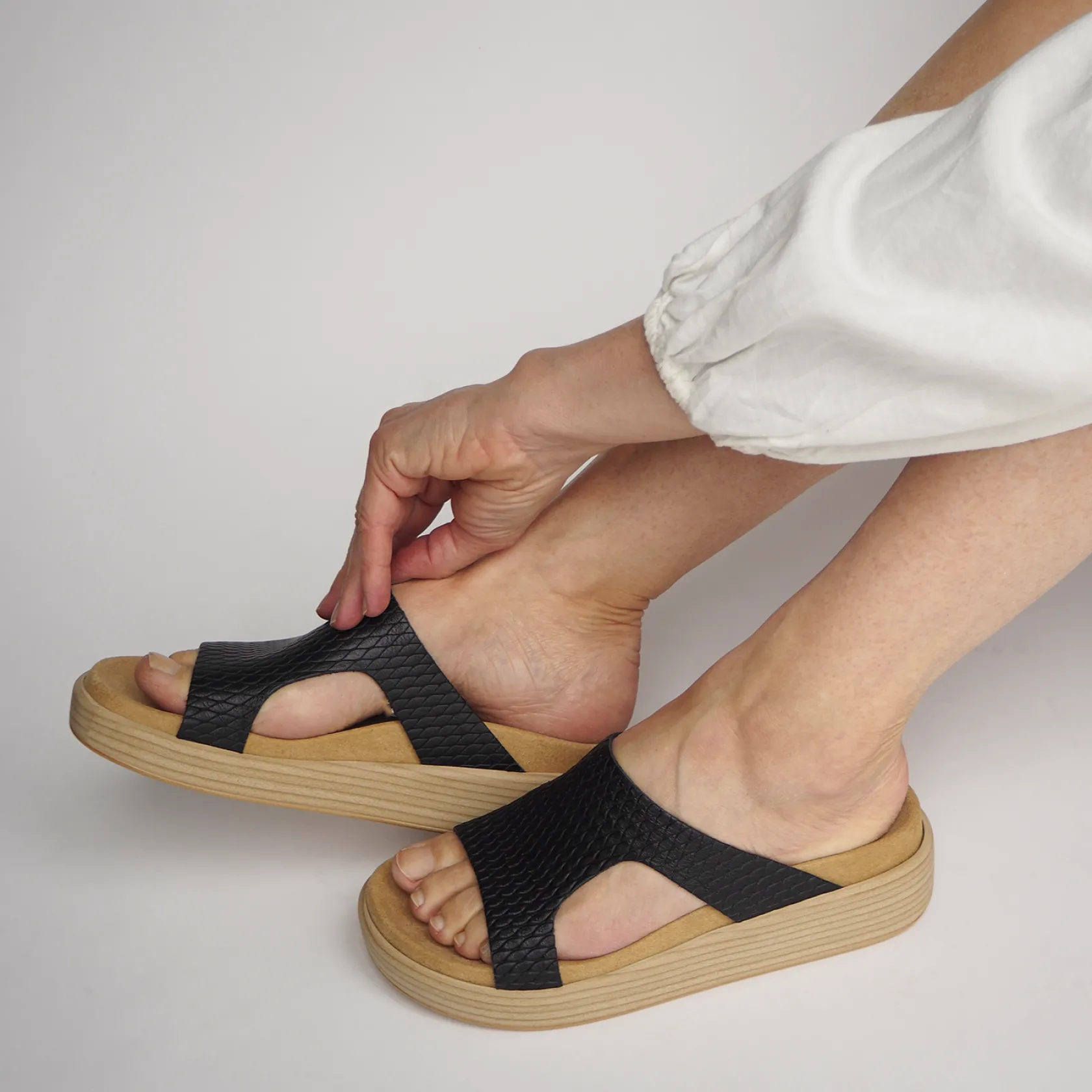 lilian_black_2.webp Cheap Lilian Low Heel Soft Clogs